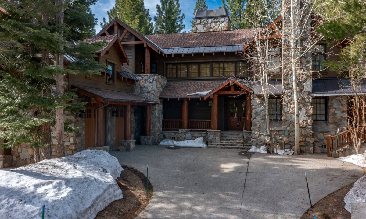 Mammoth Lakes House | Spacious 5-bedroom 5 1/2 Bath Home on Starwood Golf Course - 13th Fairway