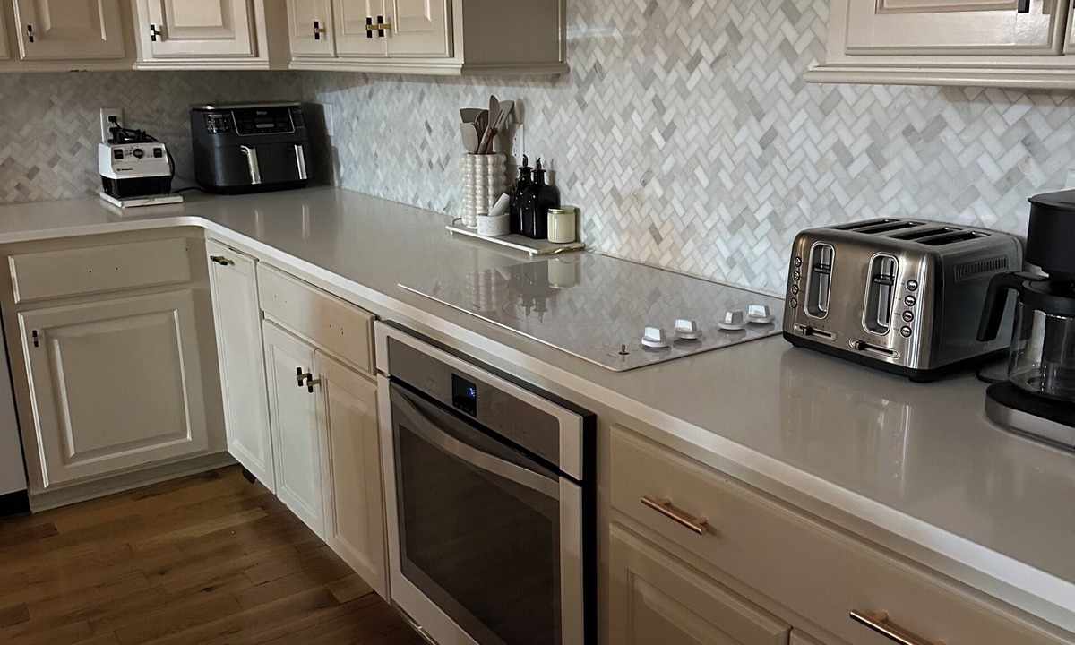 Bucyrus House | Spacious 5-bedroom house in brilliant Overland Park with AC. Ideal for Fifa Cup