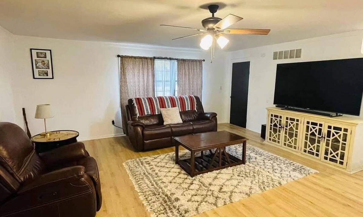 Oakland House | Spacious 5-bedroom 3.5 bath Country Home on 3 acres