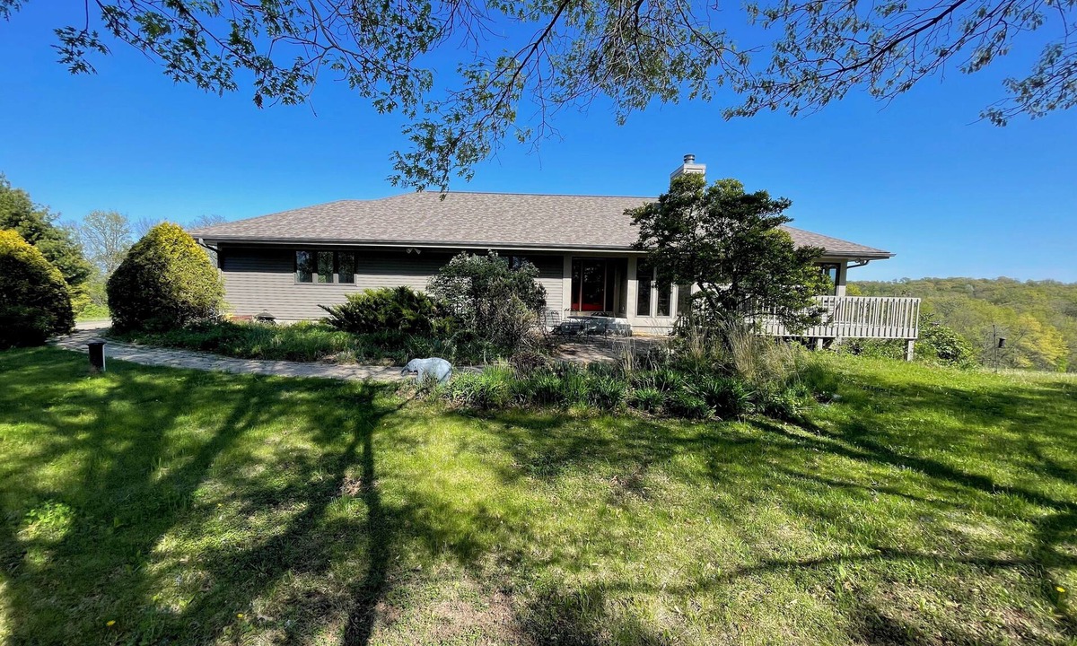 Verona House | Spacious 5-bedroom 80 acres family farm retreat with AC, WiFi in rural Verona