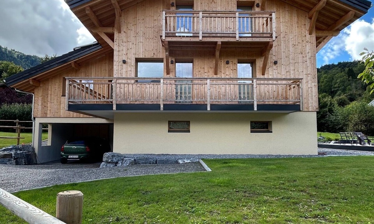 Morillon Ski Chalet | Spacious 5-bedroom chalet ski in ski out - sauna and pool from mid-May 12 people