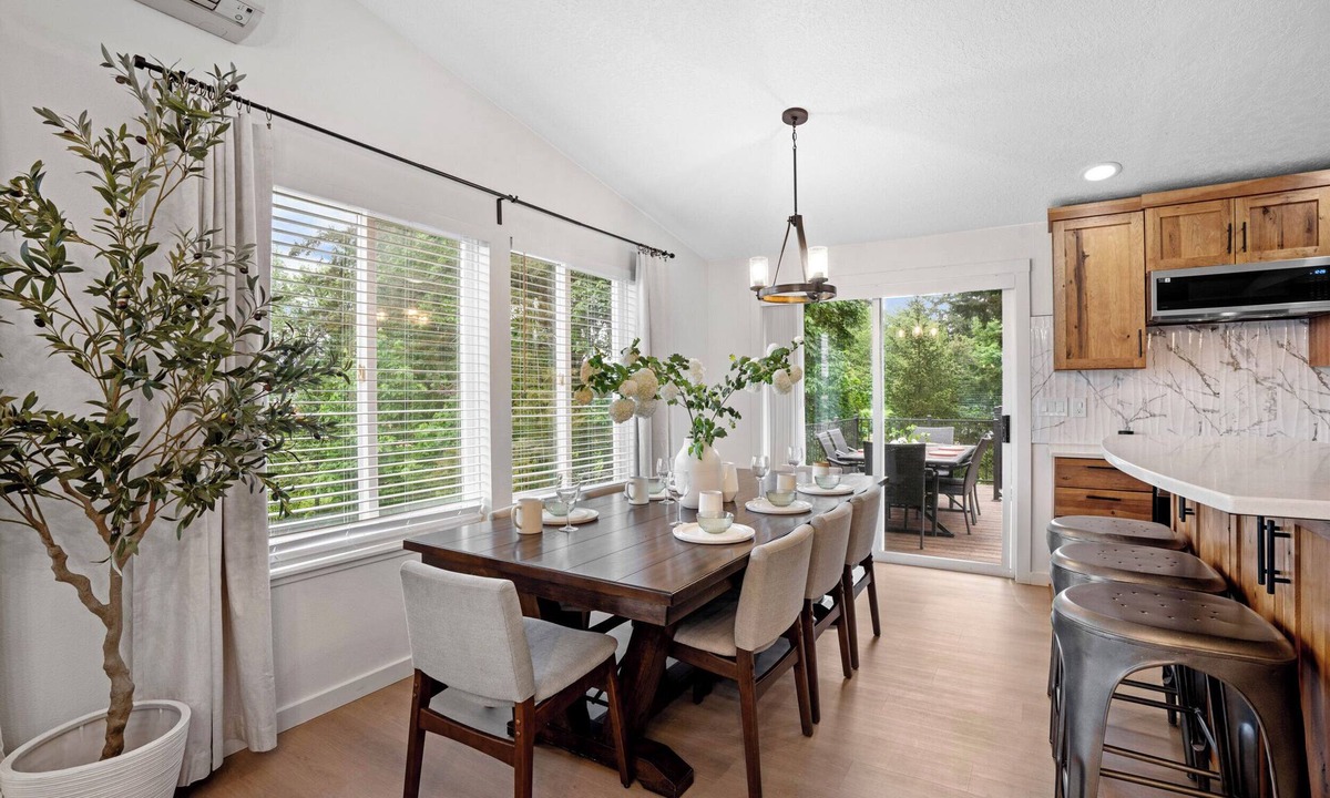 Carver House | Spacious 5-bedroom farmhouse with WiFi and AC in enchanting Vancouver