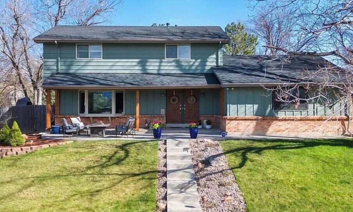 Littleton House | Spacious 5 Bedroom House in Centennial near Southglenn Country Club