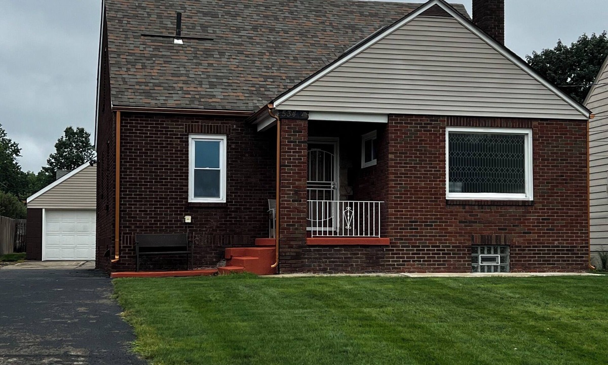 Youngstown House | Spacious 5-bedroom house in enchanting Youngstown with AC