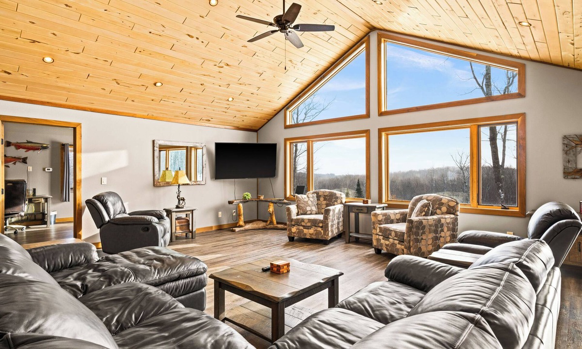 Duluth House | Spacious 5-Bedroom Home with Stunning Views & Privacy, 10 Miles from downtown