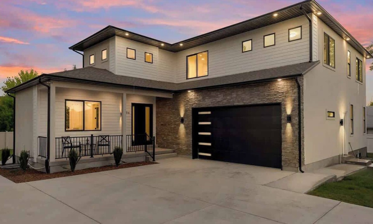 Murray House | Spacious 5-Bedroom Home in Murray w/Garden Views