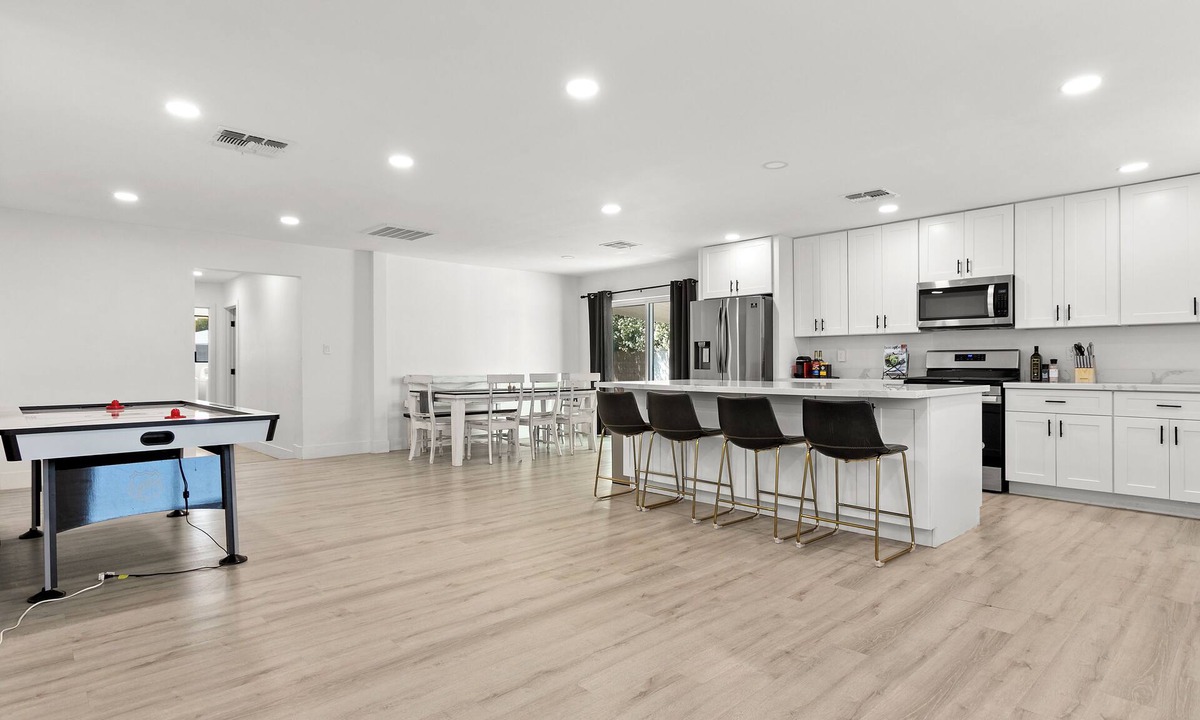 Alhambra House | Spacious 5 Bedroom Home with large kitchen in the Heart of Central Phoenix ☀️