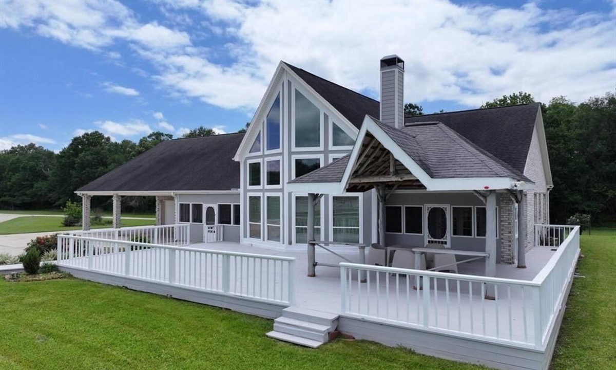 Beaumont House | Spacious 5-bedroom house with AC, outdoor area in charming Beaumont.