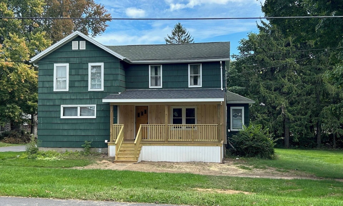 Fair Haven House | Spacious 5-bedroom house, WiFi, AC, 1 block from Lake & Main St.