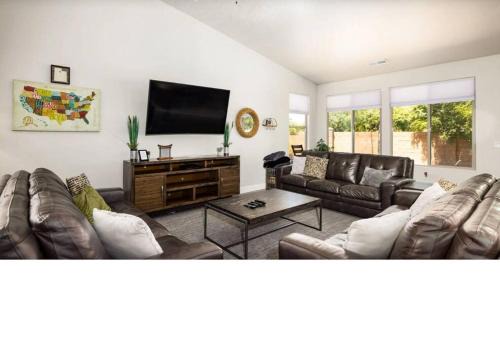 Sienna Hills House | Spacious 5 bedroom house with pool access!