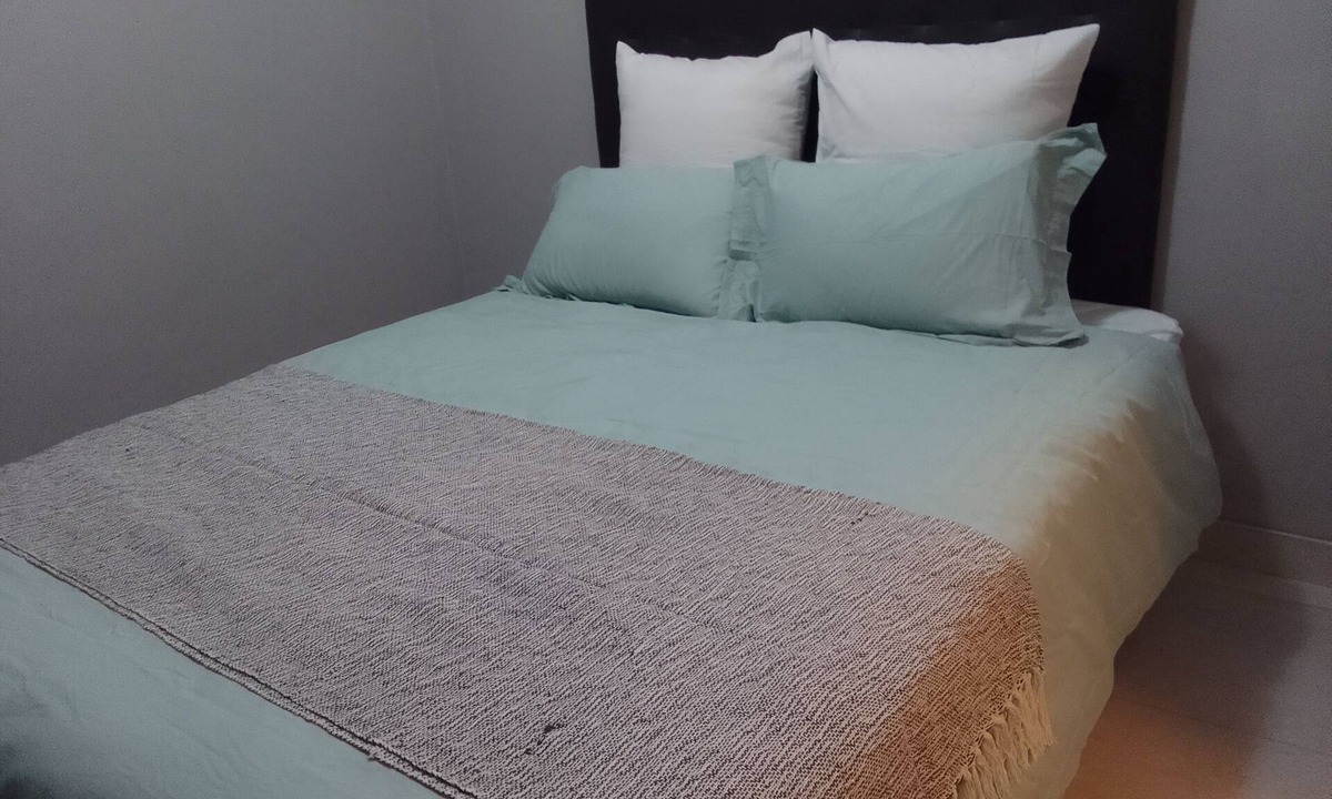 Edenvale House | Spacious 5-bedroom house with WiFi 15 min from the airpot.