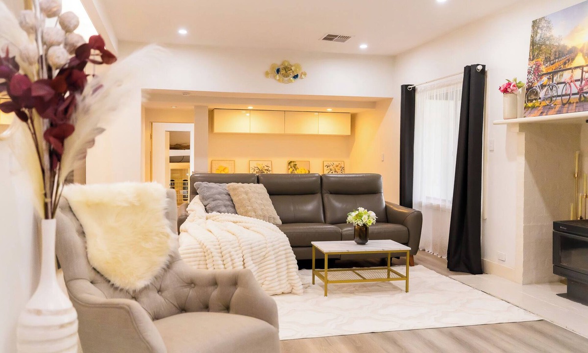 Miranda House | Spacious 5-bedroom house stay up to 12 in Miranda with AC, gym,sauna & spa pool.