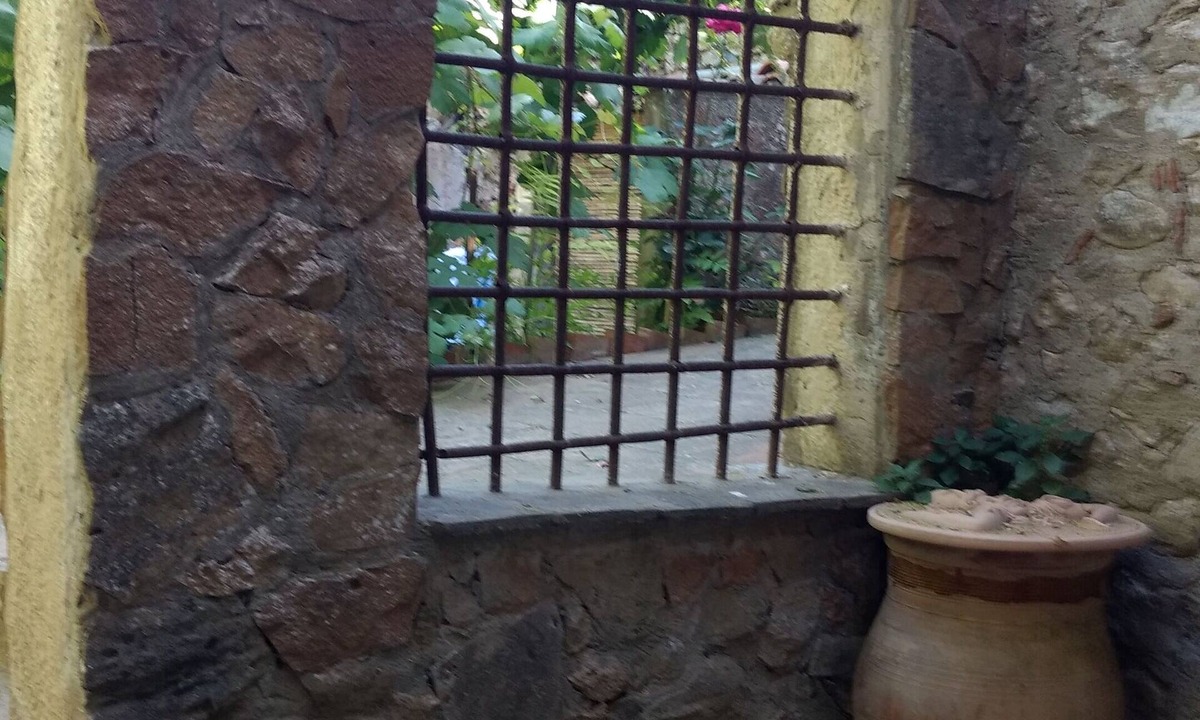 Aidone House | Spacious 5-bedroom house with WiFi and AC in charming Aidone