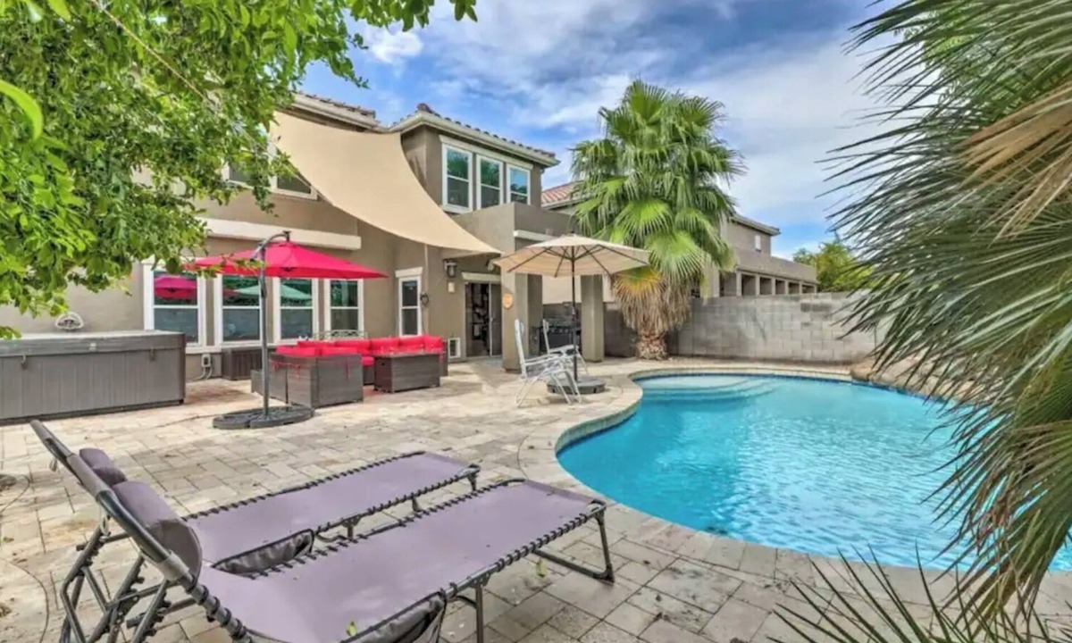 Gilbert House | Spacious 5-bedroom house w/Heated Pool, Hot Tub & Movies!