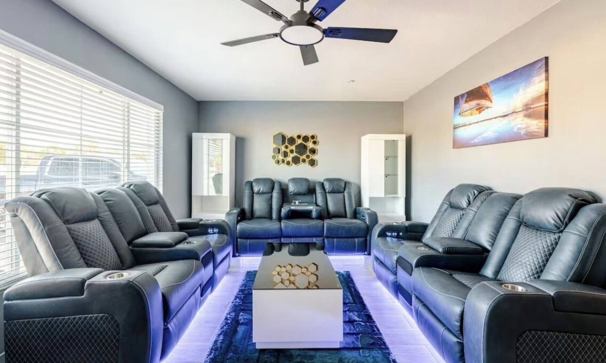 Alhambra House | Spacious 5-bedroom house in marvelous Phoenix with AC, WiFi