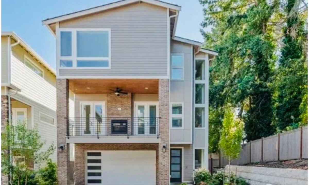 Bryn Mawr-Skyway House | Spacious 5-bedroom house in gorgeous Seattle less than 15 minutes from stadium
