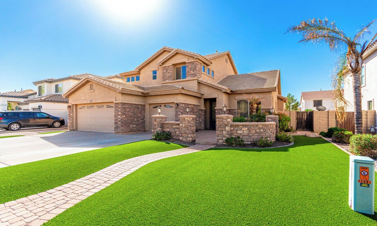 Mesa House | Spacious 5-bedroom house in E Mesa {pool+spa+putting green+foosball-sleeps 14}