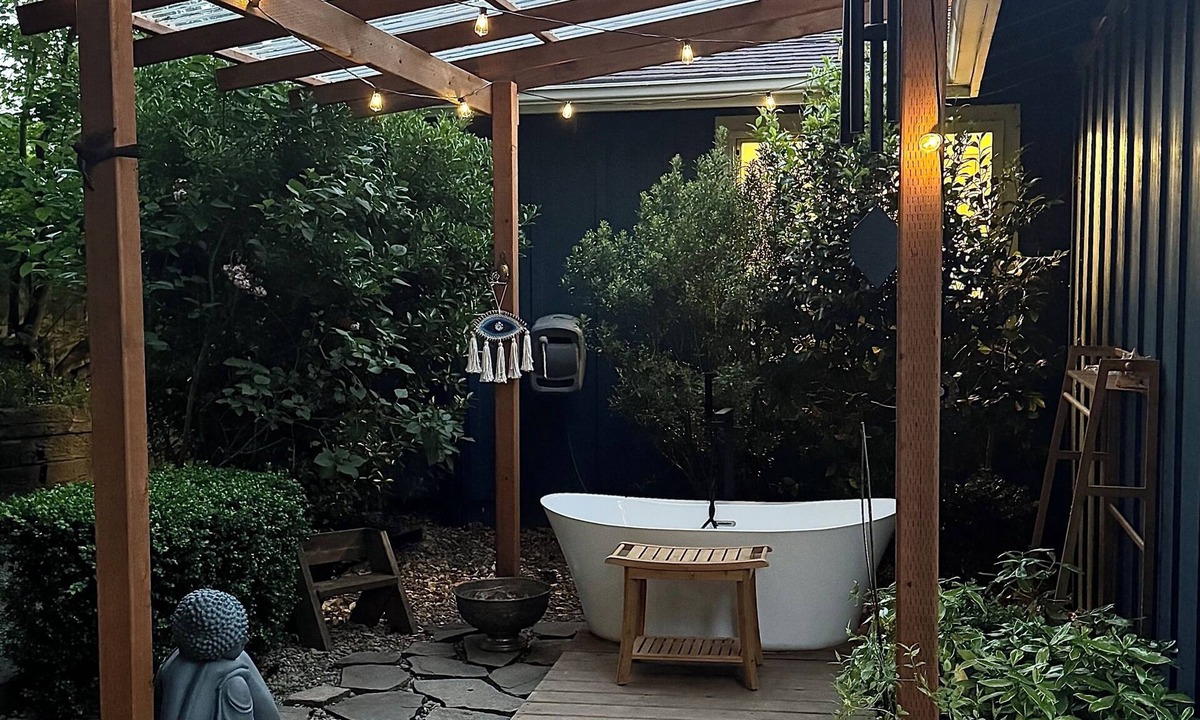Western House | Spacious 5-bedroom house in beautiful Eugene, AC, hot tub, sauna, large backyard
