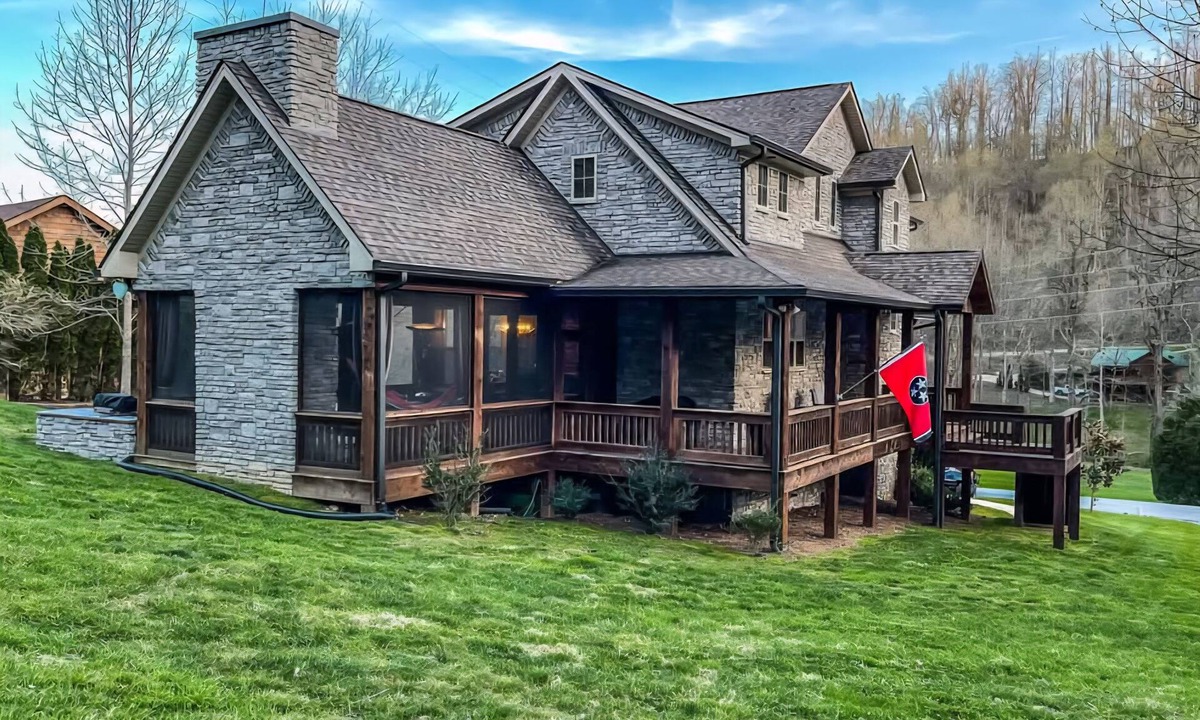 Lancaster House | Spacious 5-bedroom Lodge 5 minutes to Center Hill Lake,Sleeps 12, New, No Pets