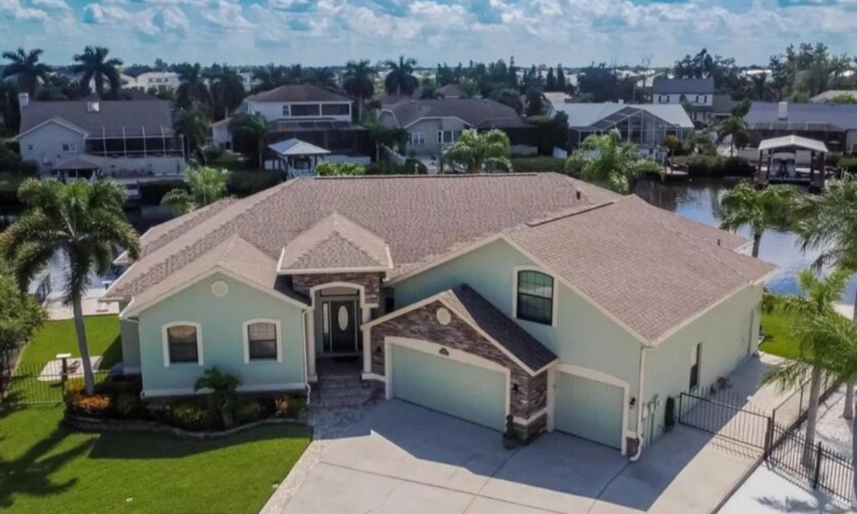 Apollo Beach House | Spacious 5-bedroom house on the water with AC, WiFi in gorgeous Apollo Beach