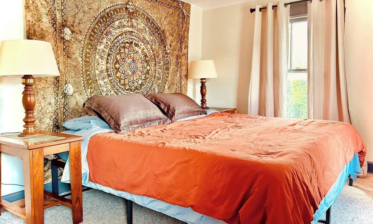Bloomington House | Spacious 5-Bedroom Home Near Downtown Bloomington with King & Queen Beds