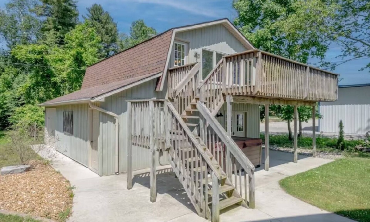 Harbor Beach House | Spacious 5-bedroom house in Harbor Beach - Guesthouse for Additional