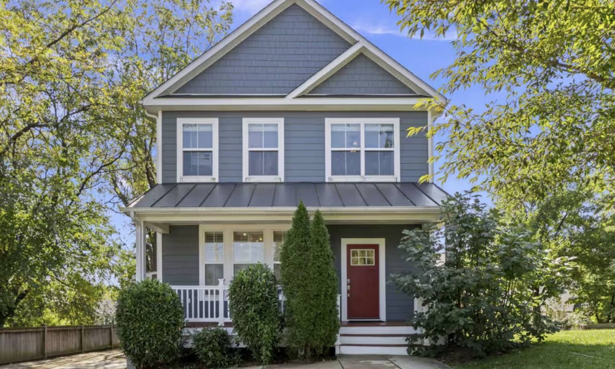 College Park House | Spacious 5-bedroom home in Hyattsville, Maryland