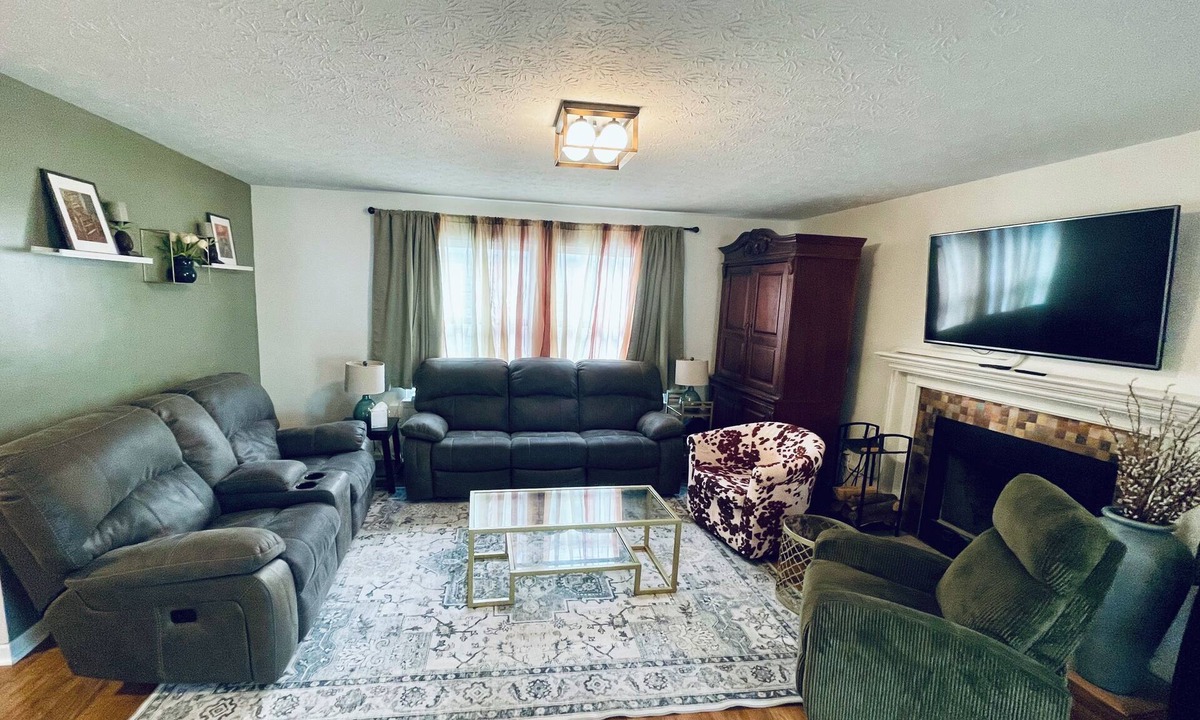 Maxwell House | Spacious 5-bedroom house in peaceful NE Indianapolis Subdivision