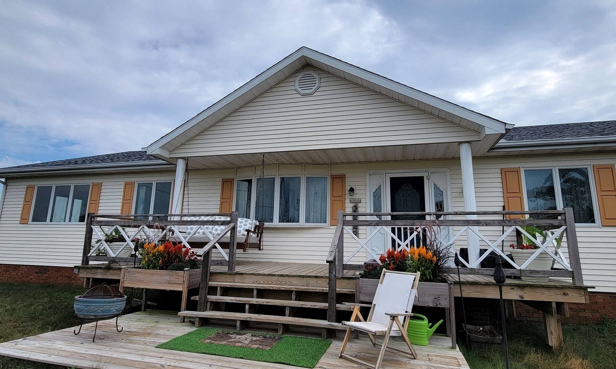 Ewell House | Spacious 5-bedroom house with WiFi, AC and private dock on charming Smith Island