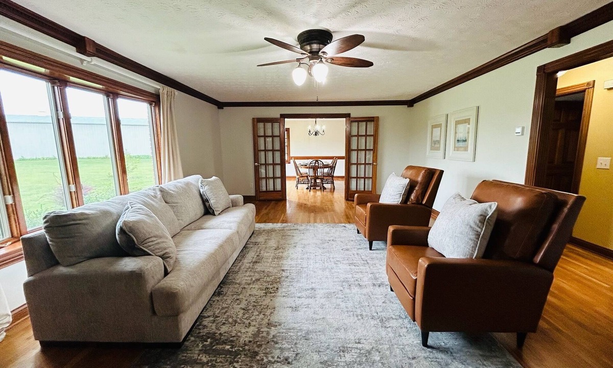 Springfield House | Spacious 5-bedroom house w/lots of land, a pond and an orchard in Springfield!