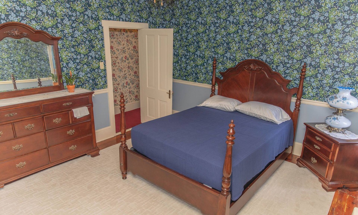 West Milton House | Spacious 5-bedroom house with AC, WiFi in charming West Milton