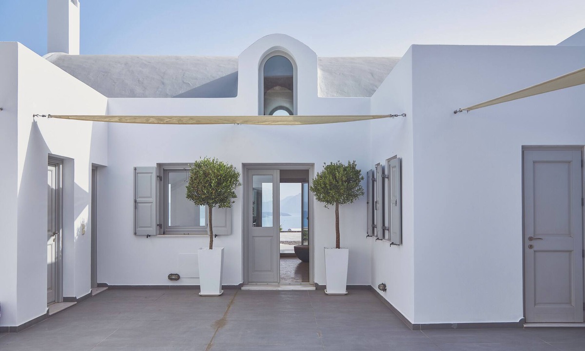 Akrotiri Villa | Spacious 5-bedroom villa in fabulous Santorini with WiFi, AC
