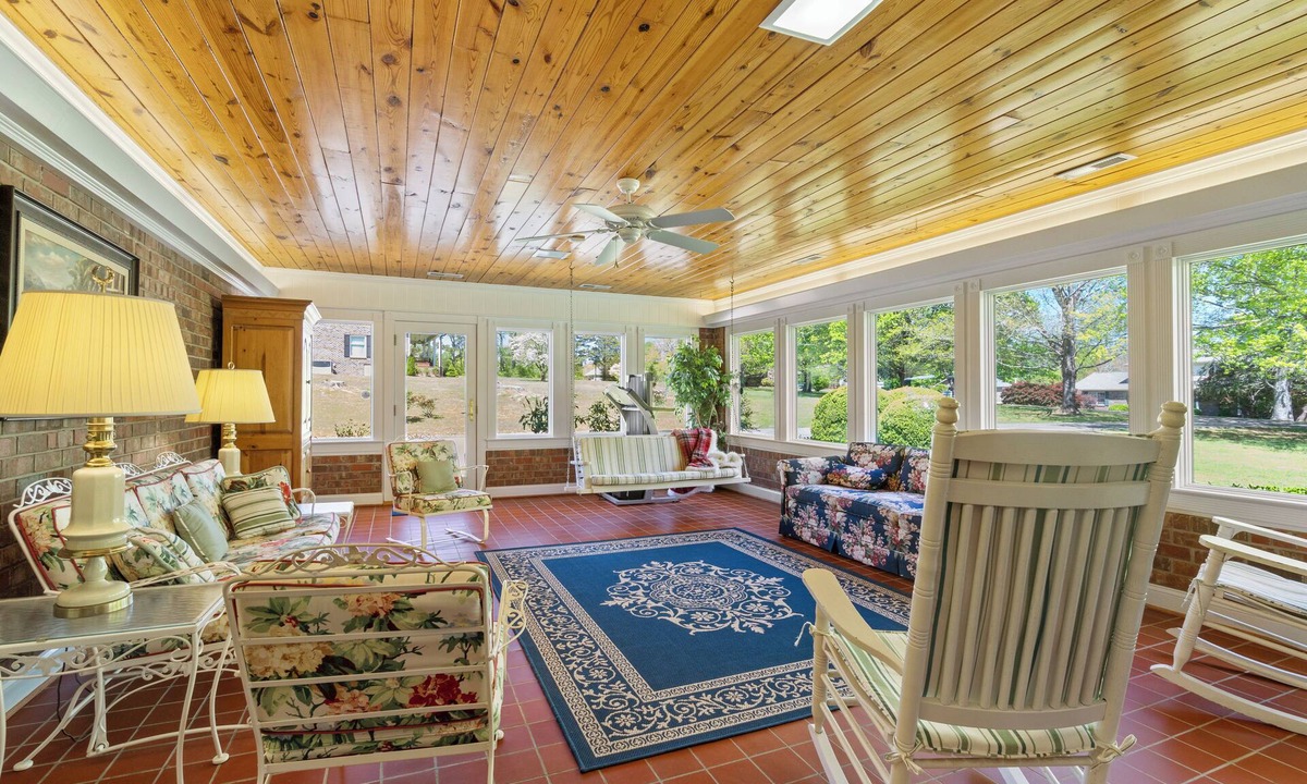 McMinn County House | Spacious 5-bedroom with relaxing sunroom!