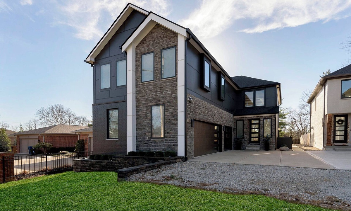 Indianapolis House | Spacious 5 BR Home w/Pool, Outdoor Grill + Bar