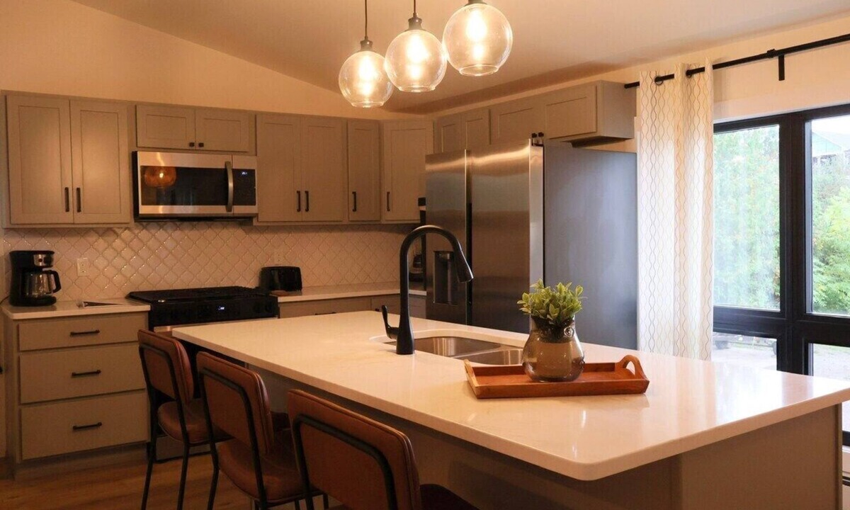 Indian River Apartment | Spacious 5 BR House on the River