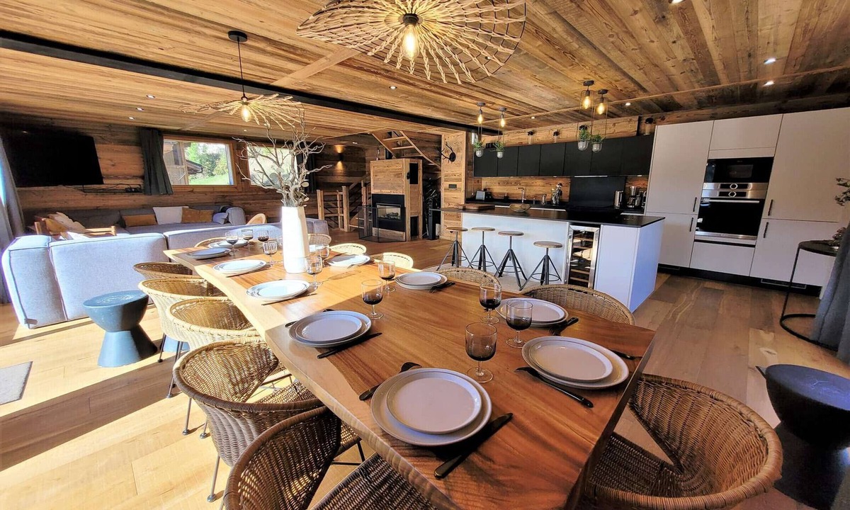 Les Gets Ski Chalet | Spacious 5* chalet with jacuzzi and sauna, pets allowed