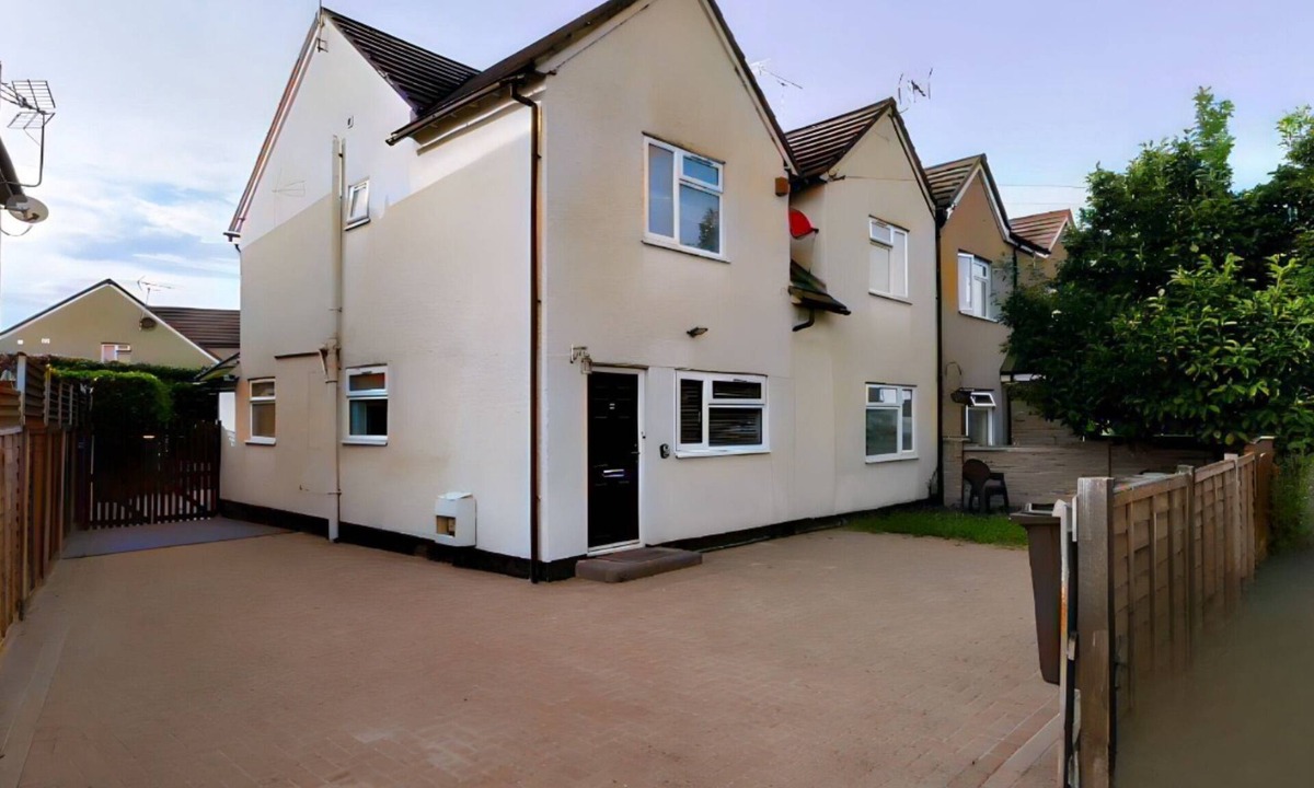West Byfleet House | Spacious 5 Double Bedrooms Family Home With new Luxury Beds