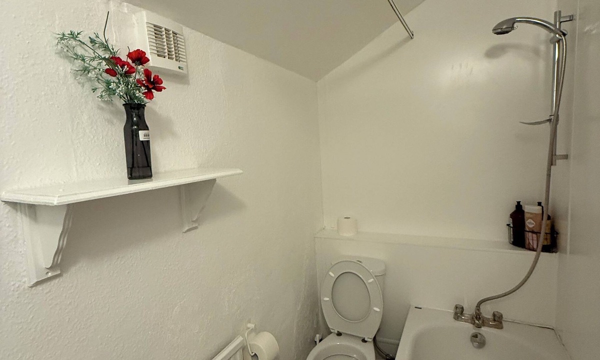 Northampton Apartment | Spacious 5-Ensuit bedroom apartment with WiFi, AC in charming Northampton