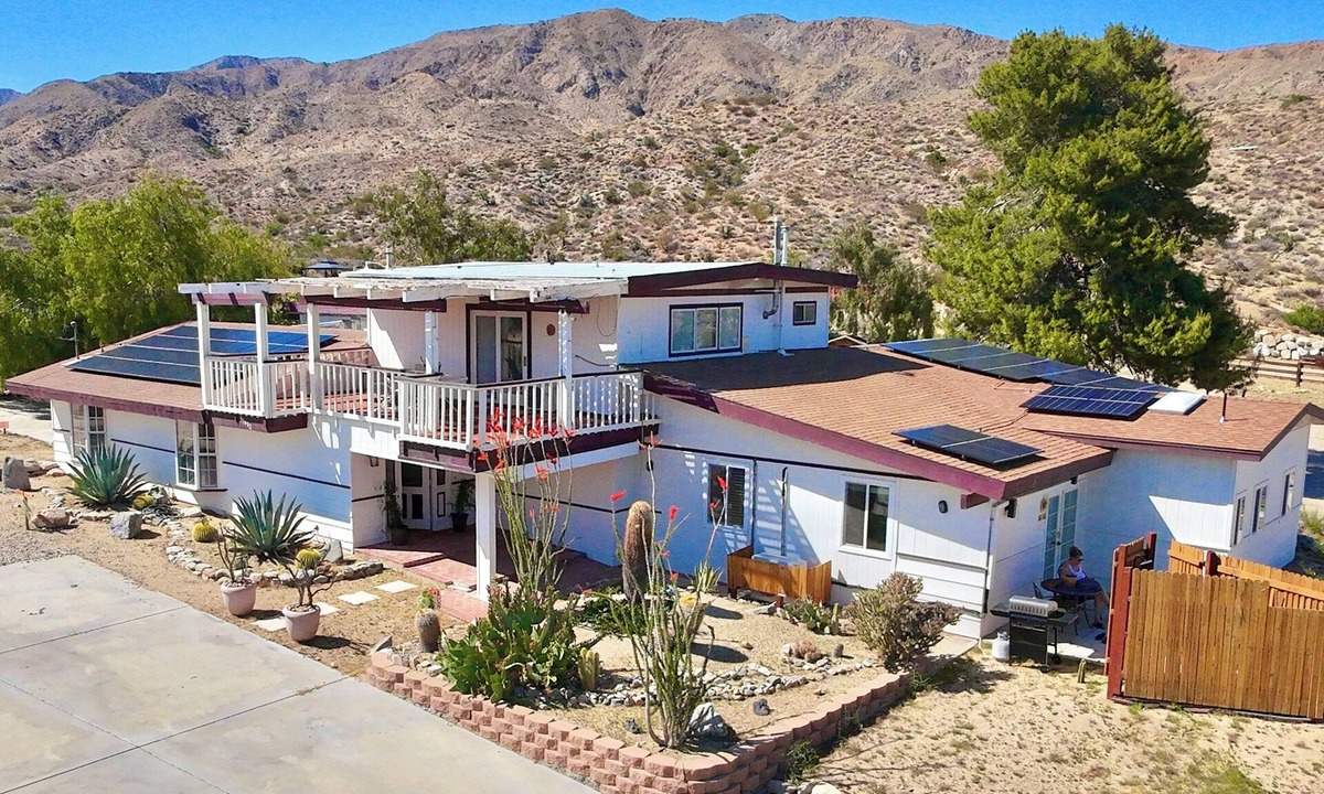 Morongo Valley House | Spacious 5300 SqFt-7 beds/5bath-Stargazing deck-SoakingTub-Hiking Trail-Gameroom