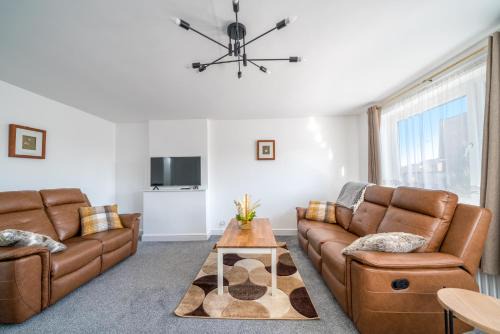 Havering House | Spacious 5Bedroom Home with Garden & Parking Sleeps 11 Near Elizabeth Line