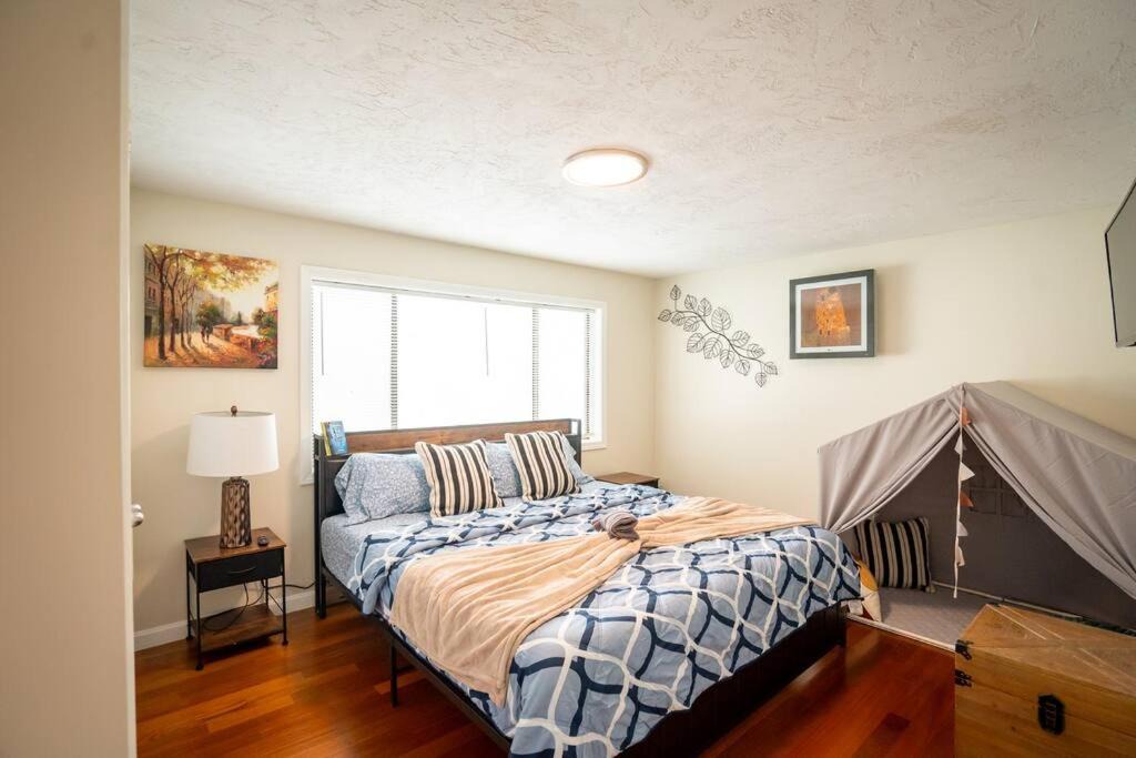 Medford Apartment | Spacious 5BR & 2BA House w Bathtub, Laundry, Kitchen near Stone Zoo 597