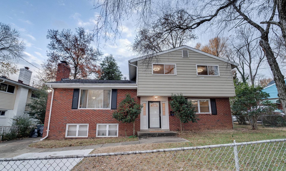 Oxon Hill House | Spacious 5BR/3 full BR Radiant Home 2 minutes from MGM/NAtional Harbor