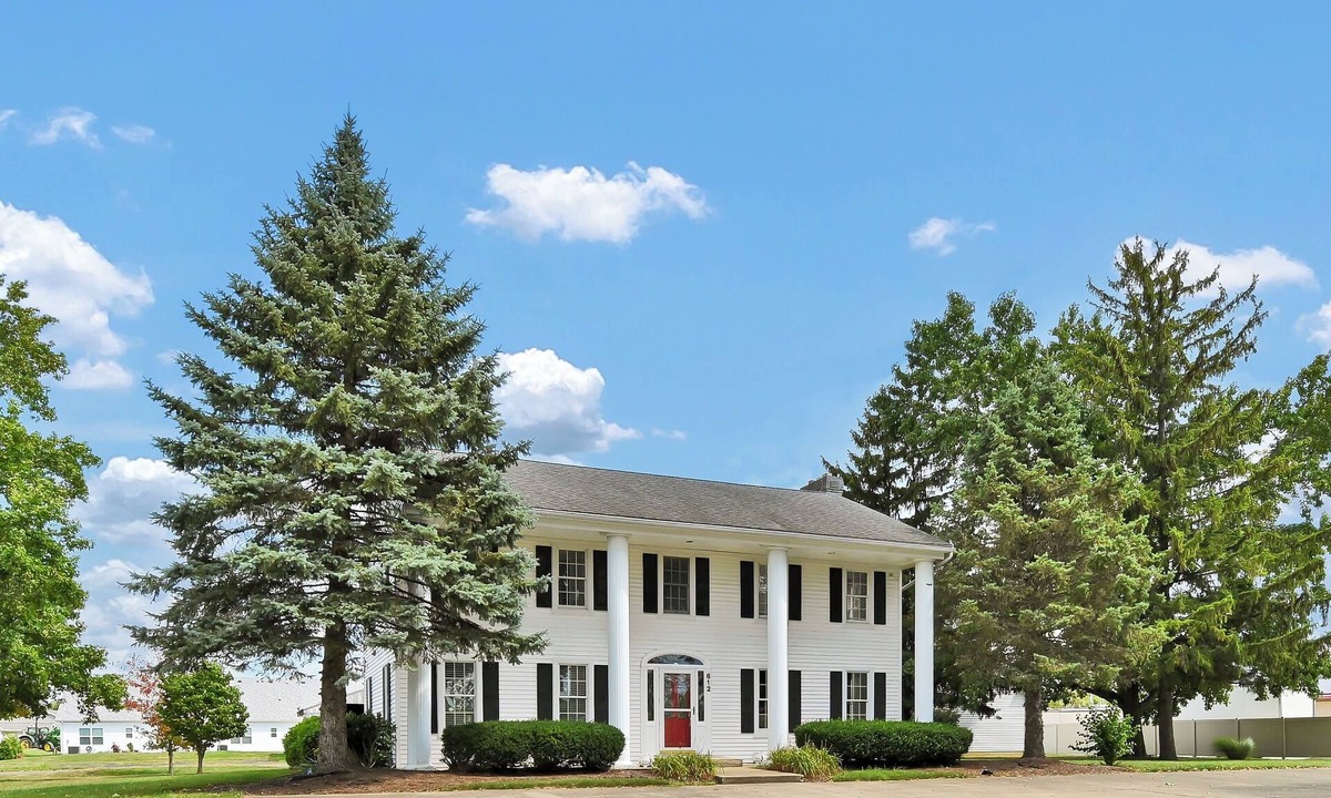 LaGrange House | Spacious 5BR Family Golf Oberlin-College Downtown