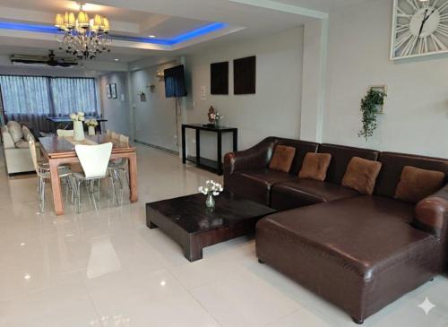 Kathu Villa | Spacious 5BR Golf Course View Peaceful Stay V328