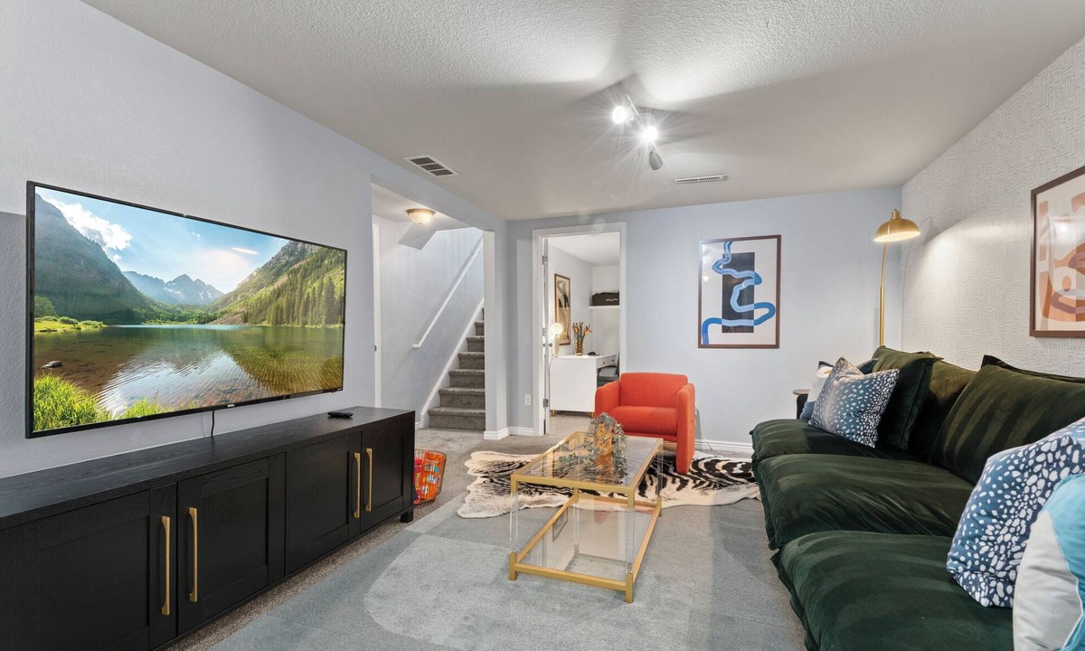 South Westminster House | Spacious 5BR home - 15 min to NFL games & attractions; relax w/king beds & game