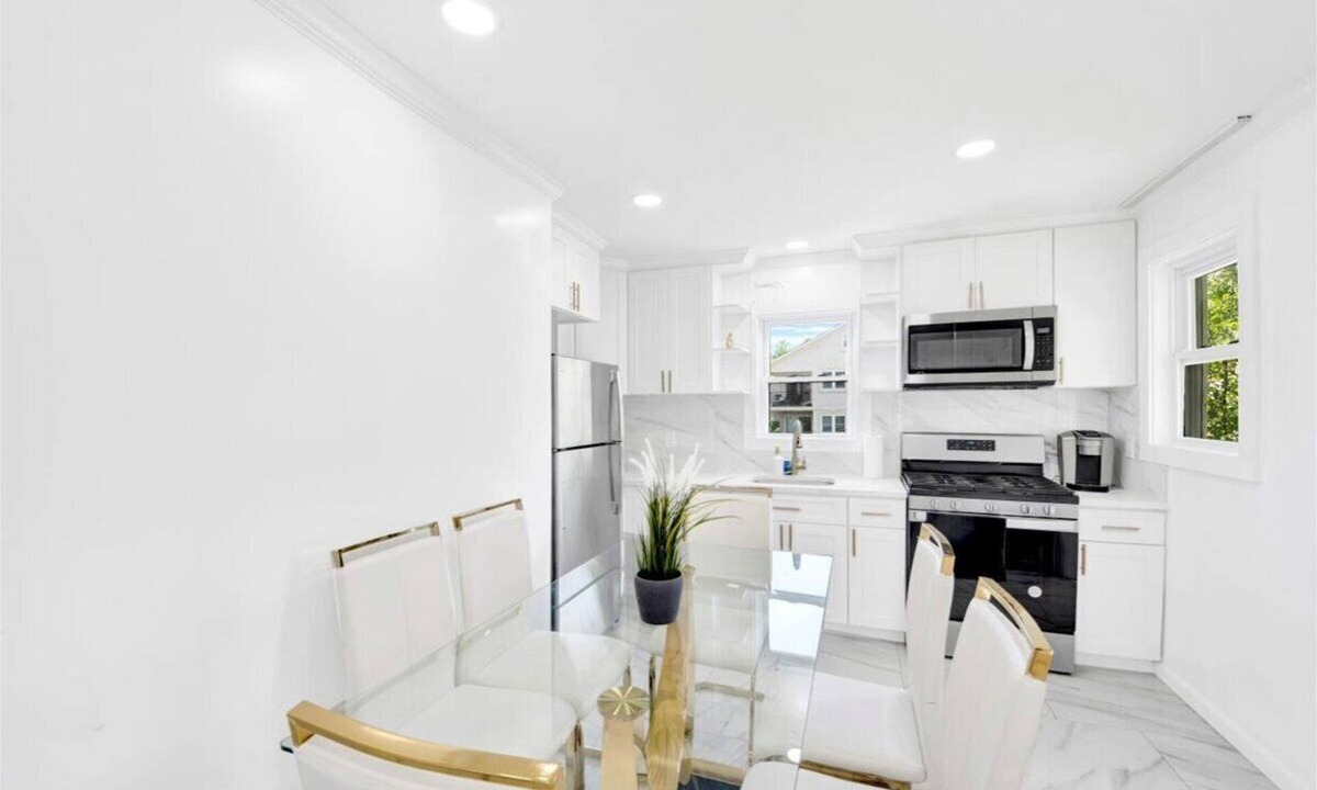 Bryn Mawr House | Spacious 5BR Home Free Parking Easy Access to NYC
