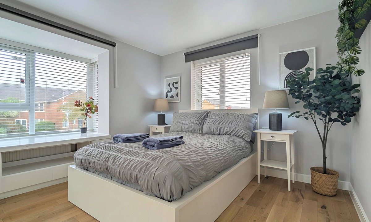 Liverpool House | Spacious 5BR home on Marmaduke Street with 2 bathrooms, full kitchen, bright dining area, and private garden. Free on-site parking. Close to city centre, Anfield Stadium, and major attractions—ideal for families, groups, or business stays.