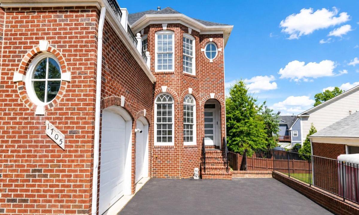 Cherrydale House | Spacious 5BR Home - Walk to Ballston Metro