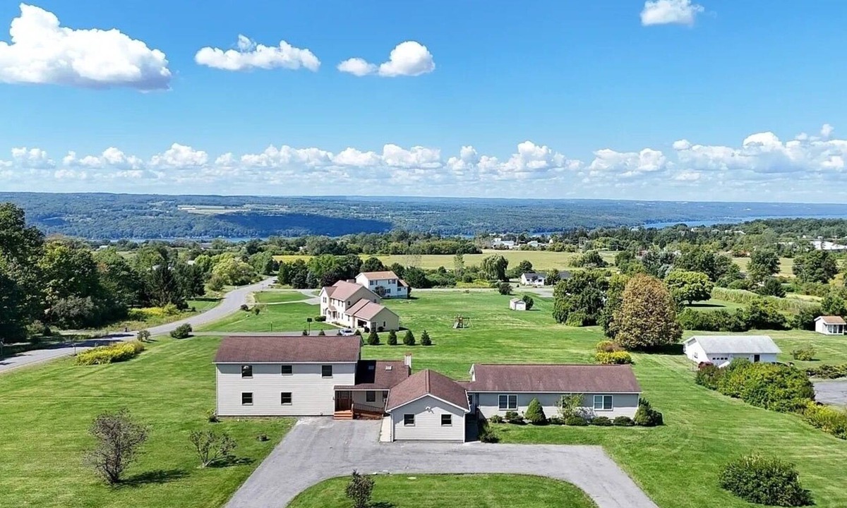 Ithaca House | Spacious 5BR Lake View Near Cornell Sleeps 9 Accessible Perfect for Groups