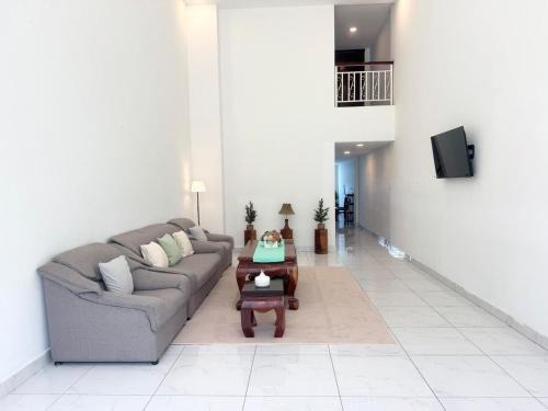 Ruessei Kaev House | Spacious 5BR Townhouse in Central Phnom Penh